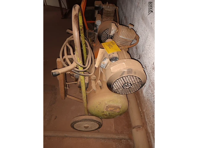Lot 582 - compressor kaeser - afbeelding 2 van  3