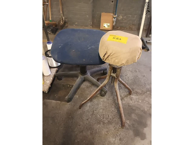 Lot 583 - krukken en bobijnkar - afbeelding 3 van  3