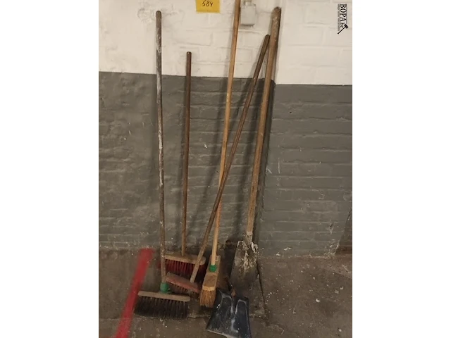 Lot 584 - poetsmateriaal. 7 stuks - afbeelding 1 van  2
