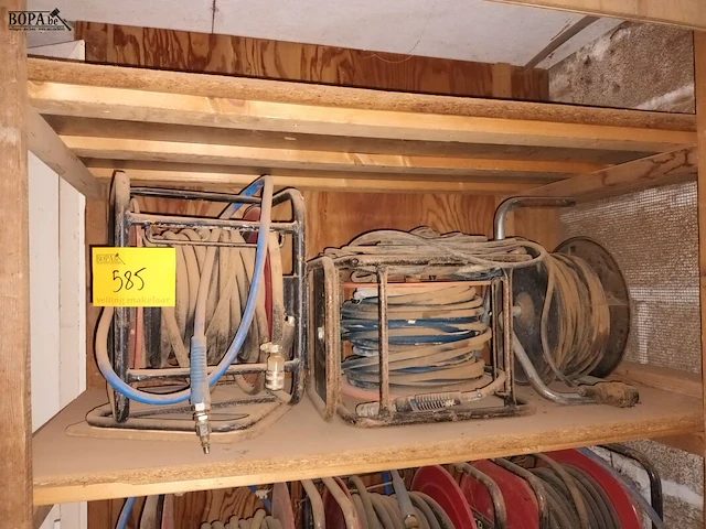 Lot 585 - luchtdrukslangen en verlengkabel - afbeelding 1 van  3