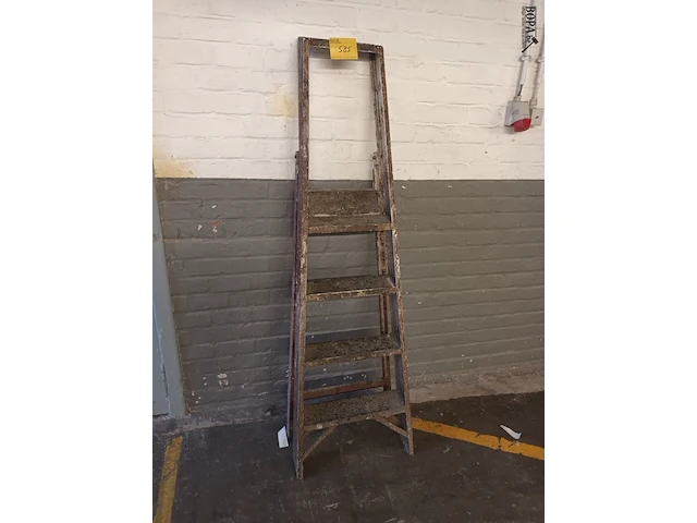 Lot 585 - trapladder - afbeelding 1 van  3