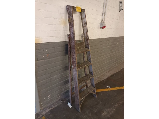 Lot 585 - trapladder - afbeelding 2 van  3
