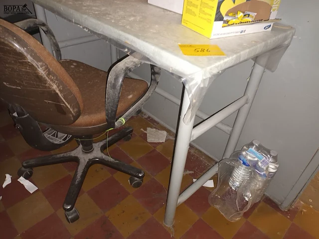 Lot 586 - werktafel en stoelen - afbeelding 2 van  4