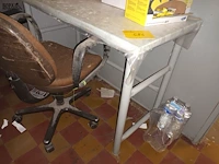Lot 586 - werktafel en stoelen - afbeelding 2 van  4