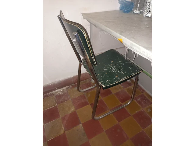 Lot 586 - werktafel en stoelen - afbeelding 4 van  4
