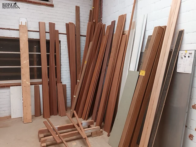 Lot 588 - lot diverse houten planken - afbeelding 1 van  4