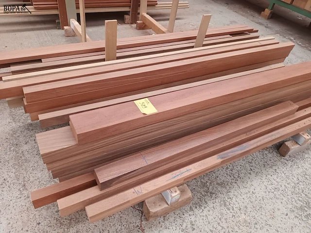 Lot 589 - lot diverse houten planken en balken - afbeelding 1 van  4