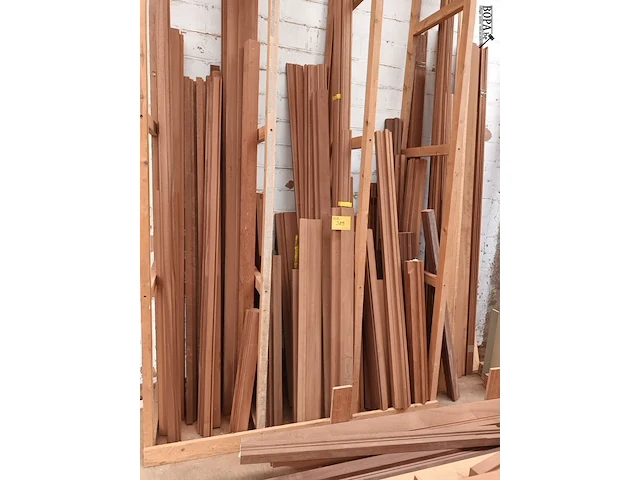 Lot 589 - lot diverse houten planken en balken - afbeelding 2 van  4