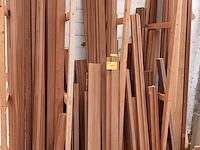 Lot 589 - lot diverse houten planken en balken - afbeelding 2 van  4