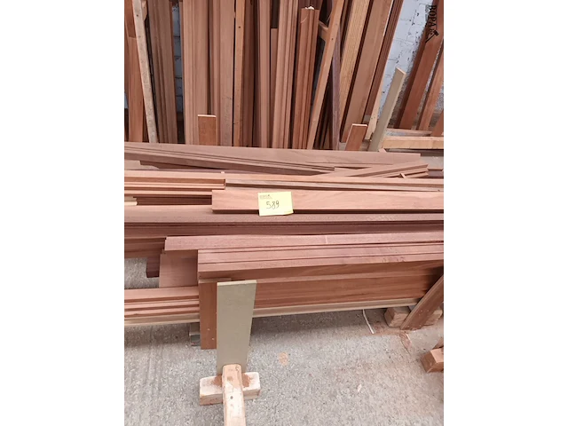 Lot 589 - lot diverse houten planken en balken - afbeelding 3 van  4