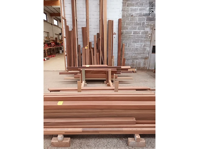 Lot 589 - lot diverse houten planken en balken - afbeelding 4 van  4