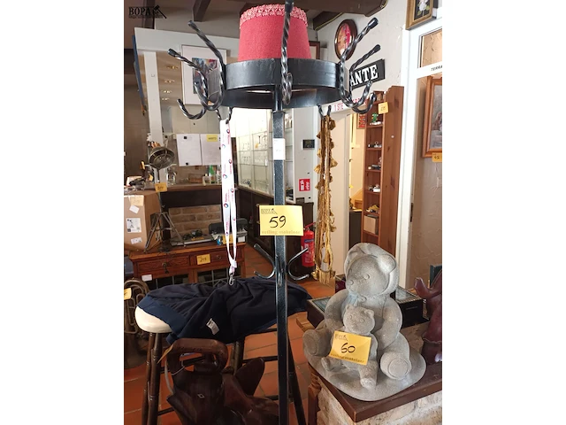 Lot 59 - ijzeren staande kapstok - afbeelding 1 van  3