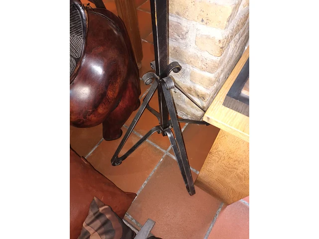 Lot 59 - ijzeren staande kapstok - afbeelding 2 van  3