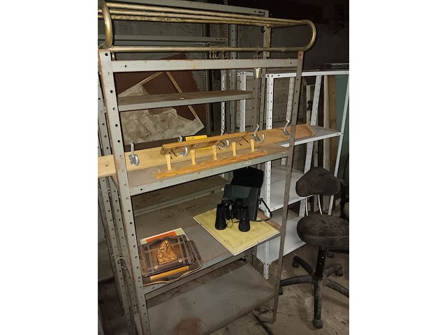 Lot 59 - kapstokken, verrekijker en brievenvakje - afbeelding 1 van  5