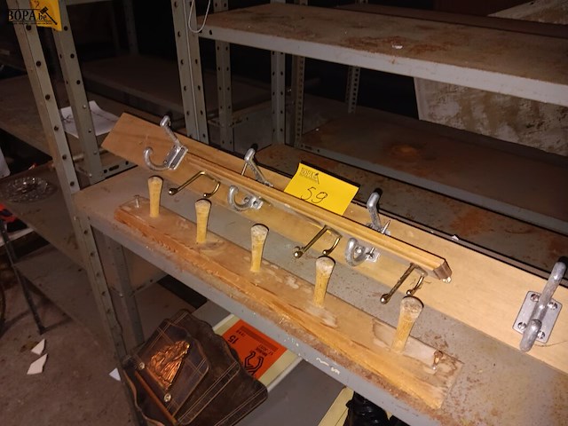 Lot 59 - kapstokken, verrekijker en brievenvakje - afbeelding 3 van  5