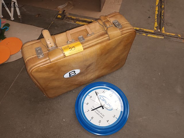 Lot 59 - oude reiskoffer en klok - afbeelding 1 van  3