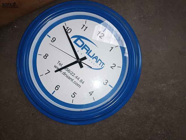 Lot 59 - oude reiskoffer en klok - afbeelding 2 van  3