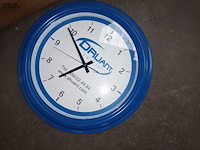 Lot 59 - oude reiskoffer en klok - afbeelding 2 van  3