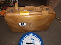 Lot 59 - oude reiskoffer en klok - afbeelding 3 van  3