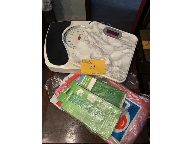 Lot 59 - plastic zakjes en personenweegschaal, 2 stuks - afbeelding 1 van  3