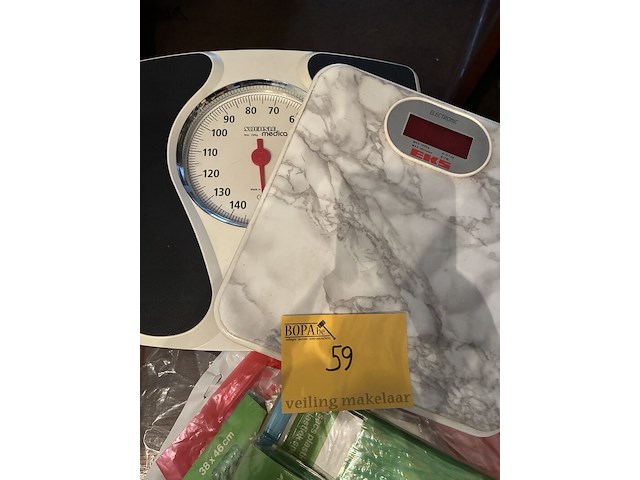 Lot 59 - plastic zakjes en personenweegschaal, 2 stuks - afbeelding 2 van  3