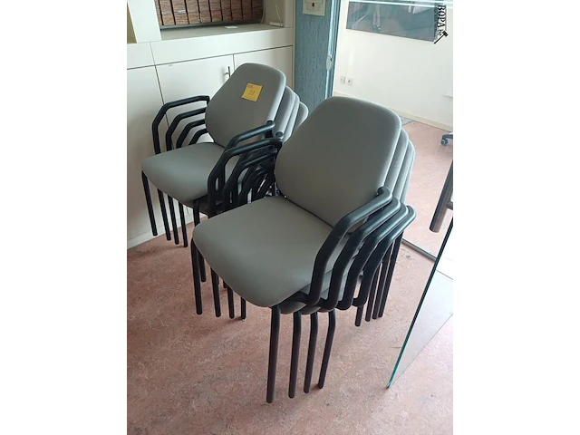 Lot 59 - stapelbare vergaderstoel. 8 stuks - afbeelding 1 van  4