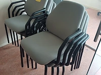 Lot 59 - stapelbare vergaderstoel. 8 stuks - afbeelding 1 van  4