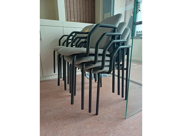 Lot 59 - stapelbare vergaderstoel. 8 stuks - afbeelding 2 van  4