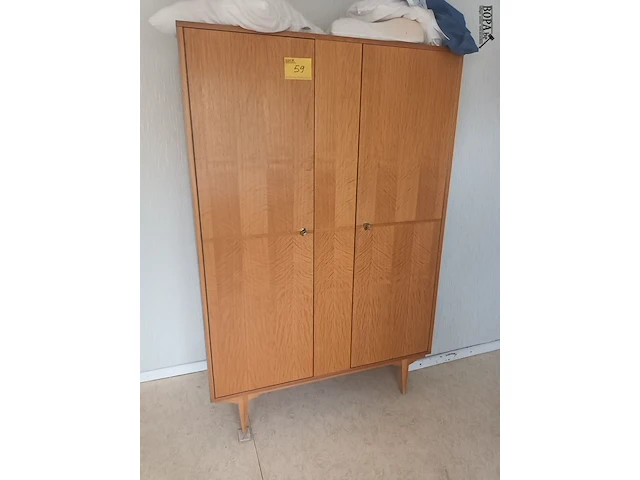 Lot 59 - vintage kleerkast - afbeelding 1 van  3