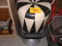 Lot 59 - voetenbank en vintage poef - afbeelding 1 van  3