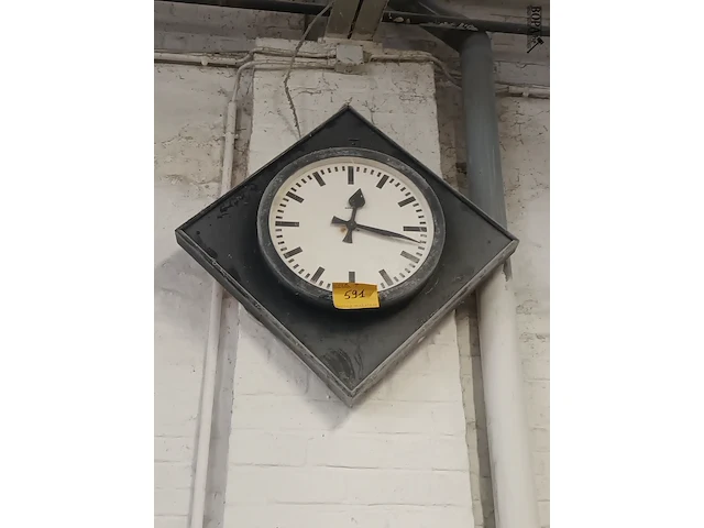 Lot 591 - fabrieksklok siemens - afbeelding 1 van  3
