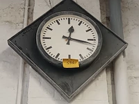 Lot 591 - fabrieksklok siemens - afbeelding 1 van  3