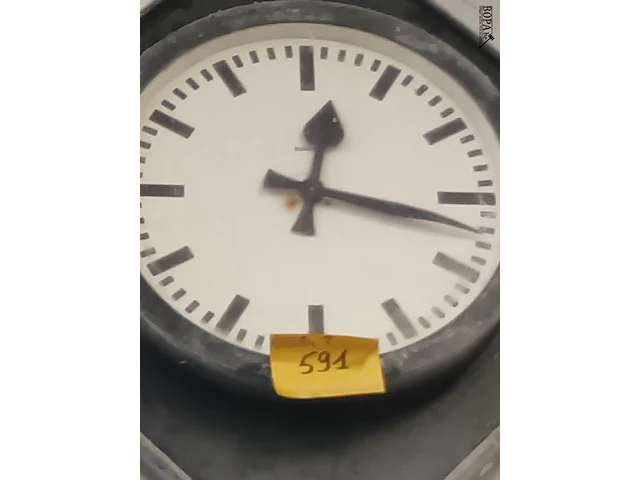 Lot 591 - fabrieksklok siemens - afbeelding 2 van  3