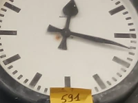Lot 591 - fabrieksklok siemens - afbeelding 2 van  3