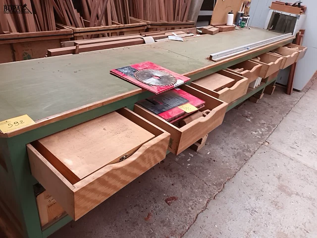Lot 592 - houten werkbank - afbeelding 1 van  4