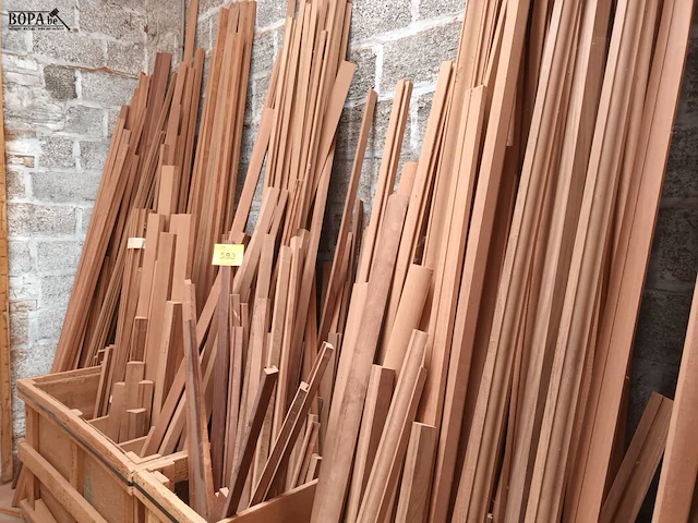 Lot 593 - lot houten latten en profielen - afbeelding 1 van  4