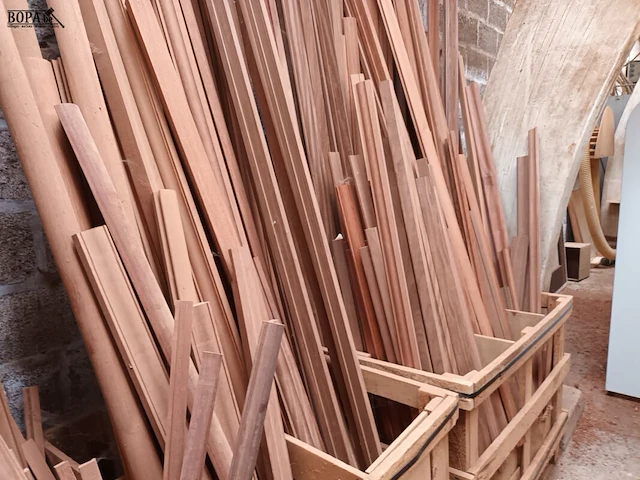 Lot 593 - lot houten latten en profielen - afbeelding 2 van  4