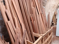 Lot 593 - lot houten latten en profielen - afbeelding 2 van  4