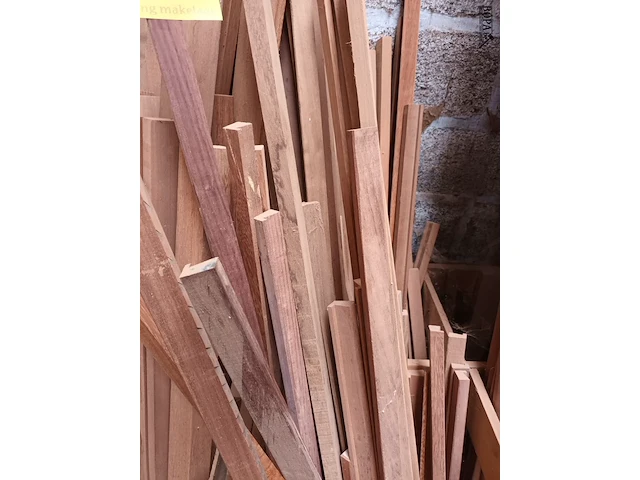 Lot 593 - lot houten latten en profielen - afbeelding 3 van  4