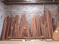 Lot 593 - lot houten latten en profielen - afbeelding 4 van  4