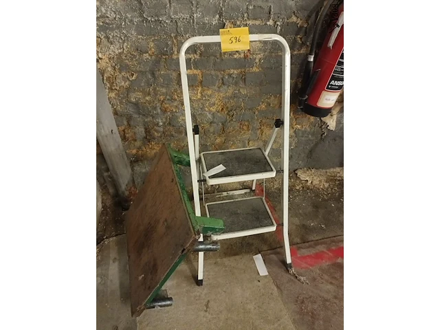 Lot 596 - trapje en opstapje - afbeelding 1 van  3