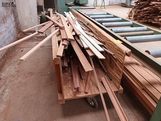 Lot 597 - lot houten planken en balken + kar - afbeelding 1 van  4