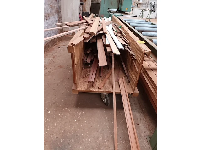 Lot 597 - lot houten planken en balken + kar - afbeelding 2 van  4