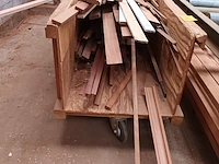 Lot 597 - lot houten planken en balken + kar - afbeelding 2 van  4