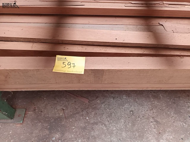 Lot 597 - lot houten planken en balken + kar - afbeelding 3 van  4