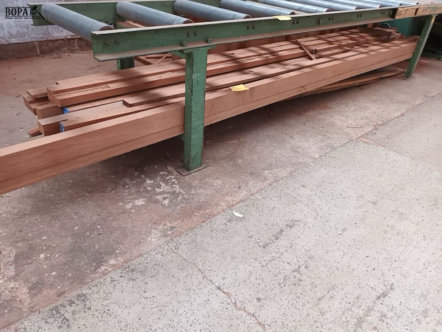 Lot 597 - lot houten planken en balken + kar - afbeelding 4 van  4