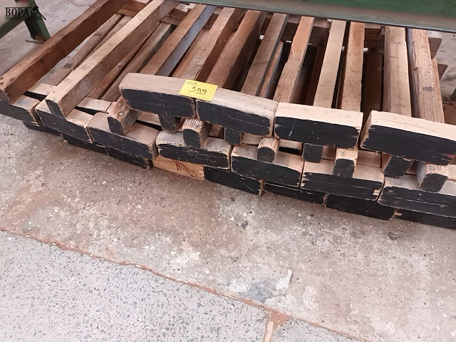 Lot 599 - houten blokken - afbeelding 1 van  3