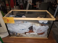 Lot 6 - aquarium met toebehoren