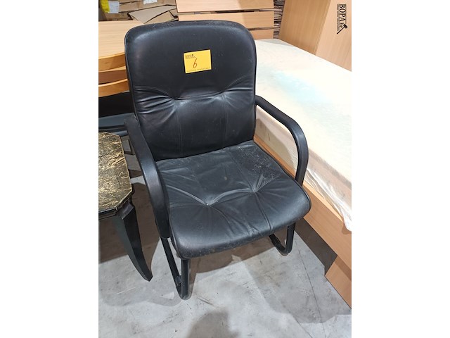 Lot 6 - armstoel - afbeelding 1 van  4