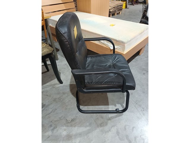 Lot 6 - armstoel - afbeelding 2 van  4